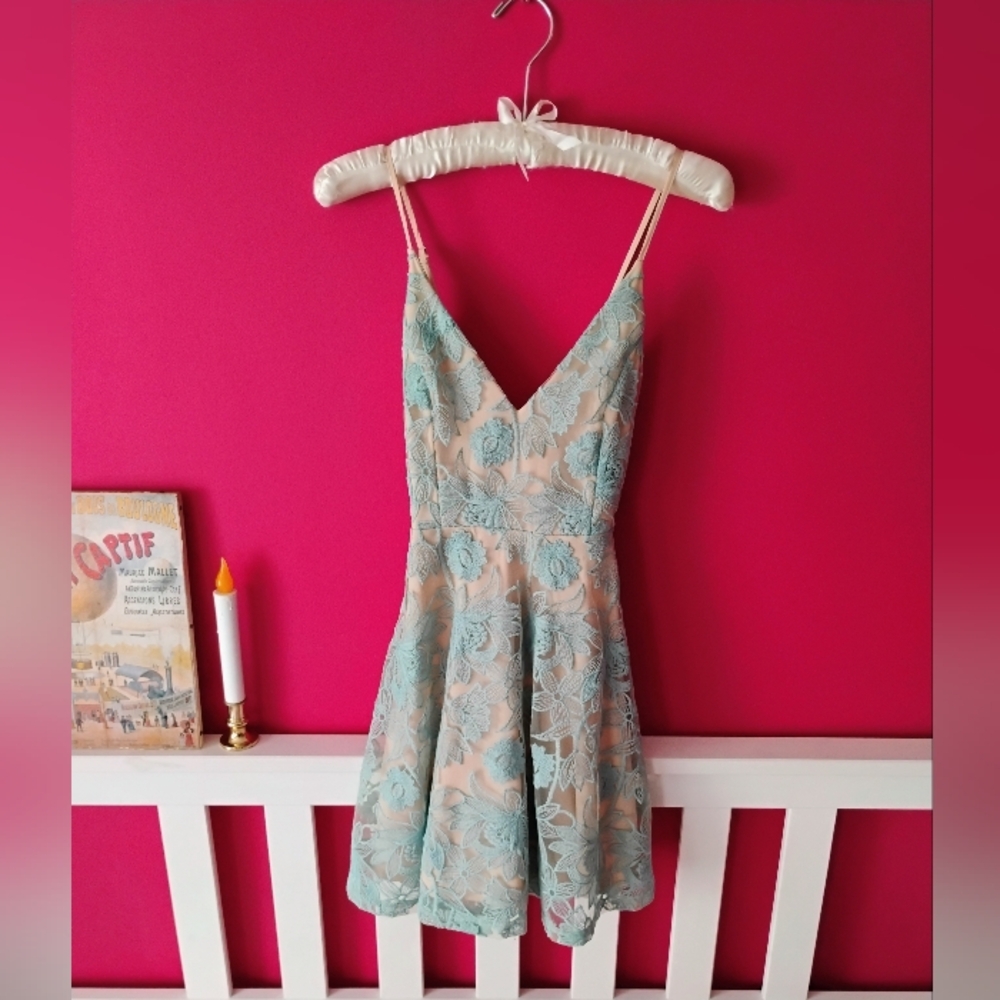 🏷️Forever 21 Lace Floral Short Dress in Nude & Seafoam Size Medium BRAND NEW 🆕